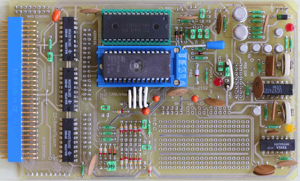 32KB EPROM od 8000H, 32KB RAM není využita