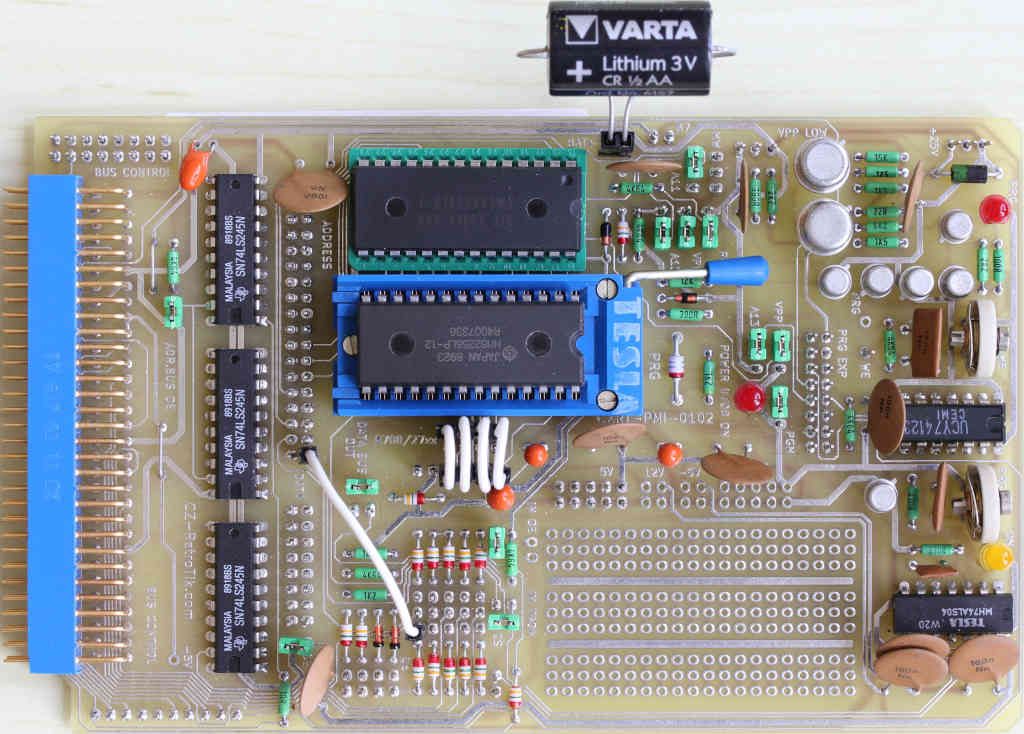 32KB zálohovaná RAM od 0000H, 32KB RAM od 8000H